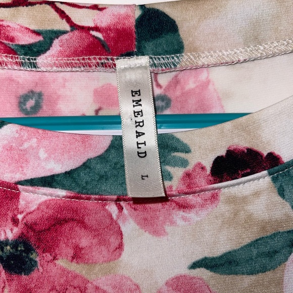 Boutique brand floral top with flutter sleeves. Cute pink underarm detail. - Picture 2 of 3